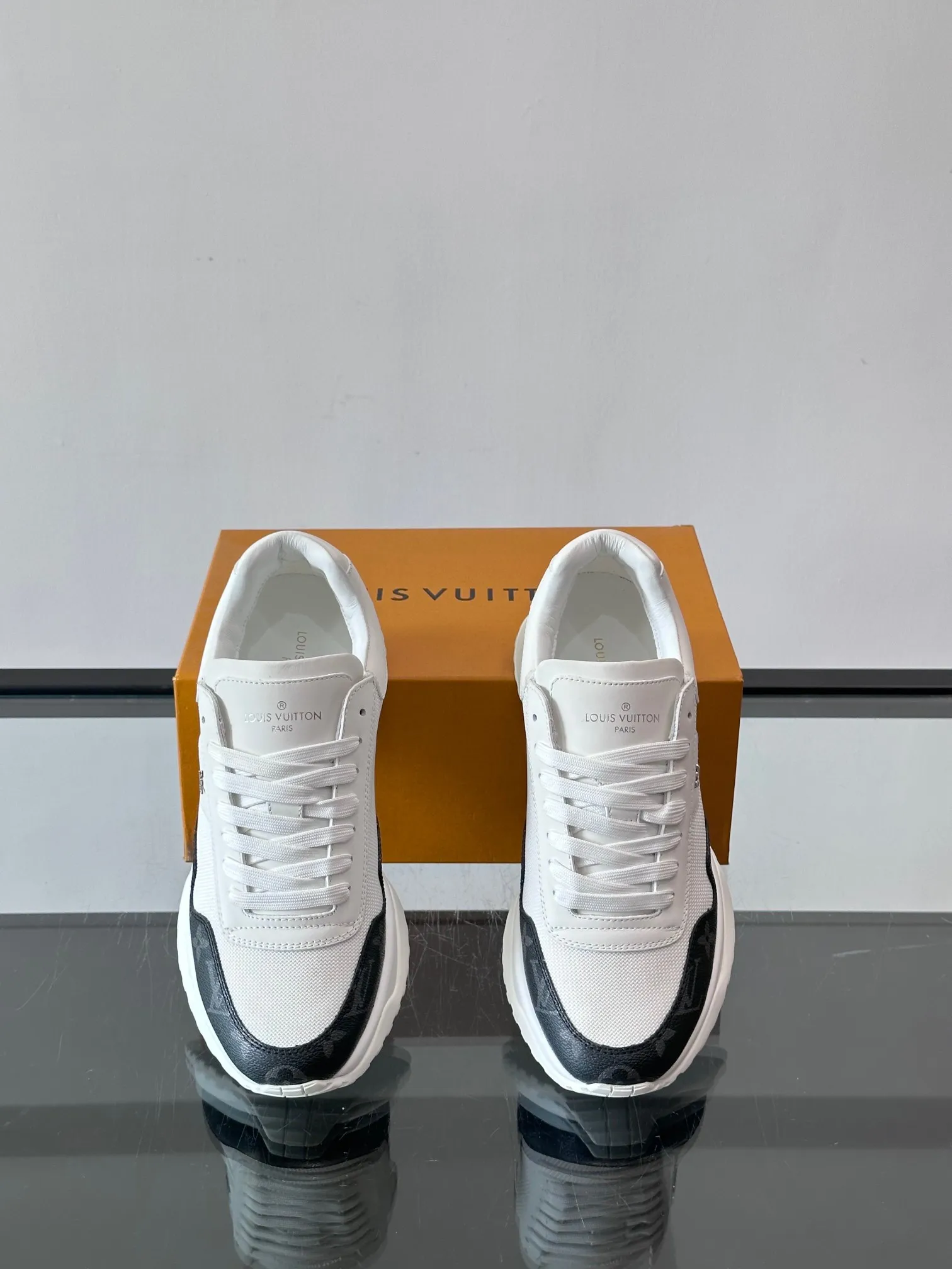 Men's Men's Shoes 💰500 [New Style] 🐡🐡LV🆕RUN AWAY sneakers, this Run Away sneaker is made of first-layer cowhide leather and breathable original material. The wedge-shaped rubber outsole continues the running shoe design, embellished with Monogram flowers, the L V letter is marked on the tongue, and the Louis Vuitton Paris logo is embellished on the back. Paired with brand logo cotton feet, the mesh lining and heel are spliced ​​and wrapped in cowhide, making the upper foot comfortable and breathable! size: 39-44 (38.45.46 customized)